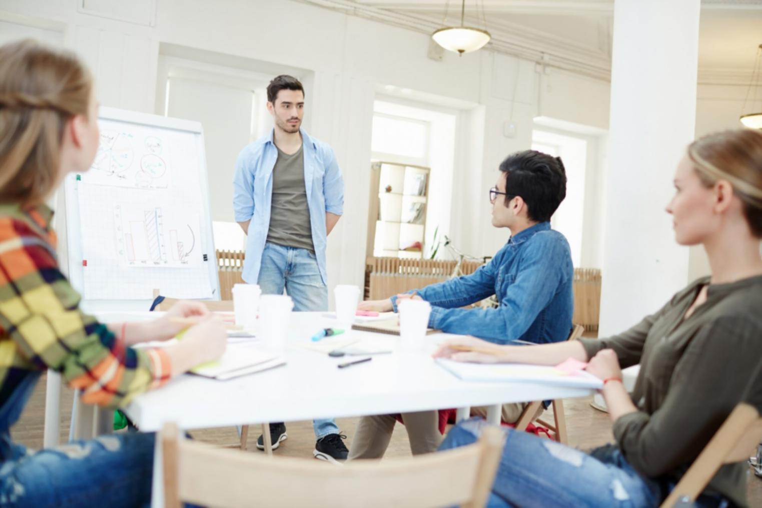 Mano sosteniendo smartphone con aplicación de presupuestos