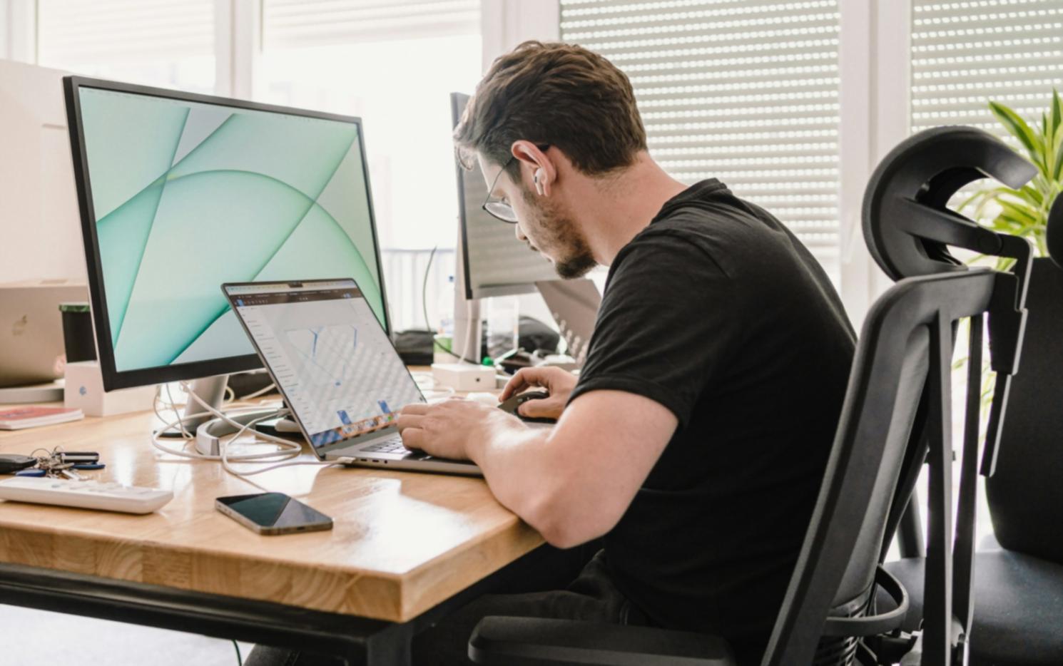 Equipo de nuvarelthos trabajando en oficinas de Palma